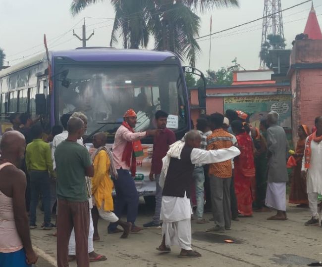 पूर्णिया के जानकीनगर में पीएम की सभा में जाने के लिए वाहन का इंतजार करती महिलाएं